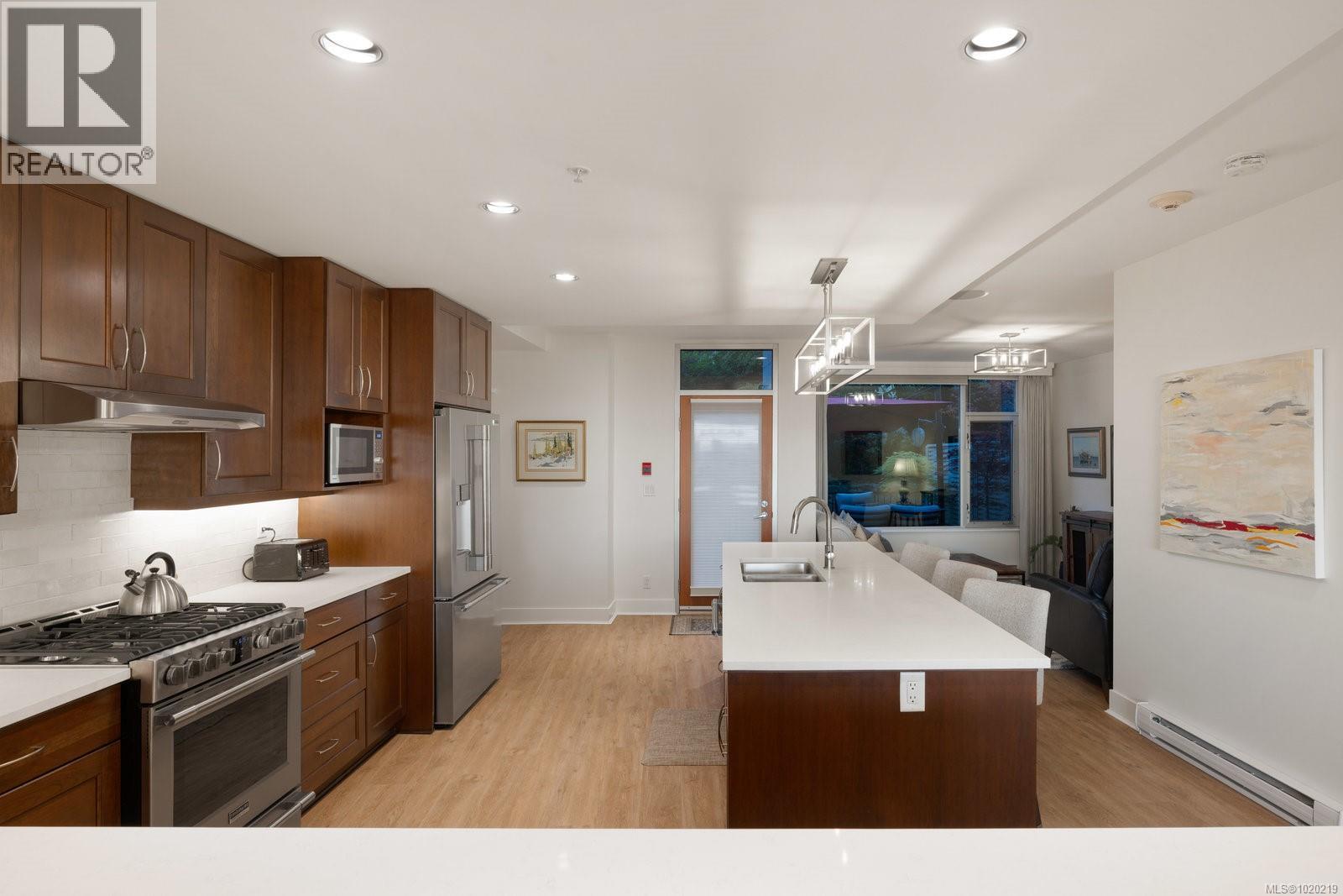 5322 Sayward Hill Cres, Saanich, British Columbia  V8Y 3H8 - Photo 11 - 1020219