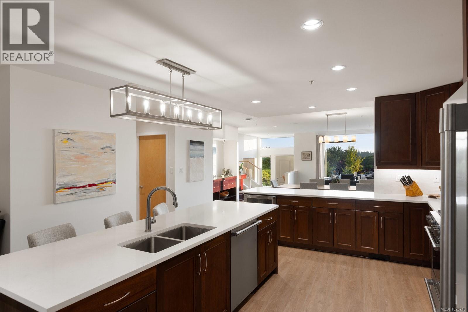 5322 Sayward Hill Cres, Saanich, British Columbia  V8Y 3H8 - Photo 9 - 1020219