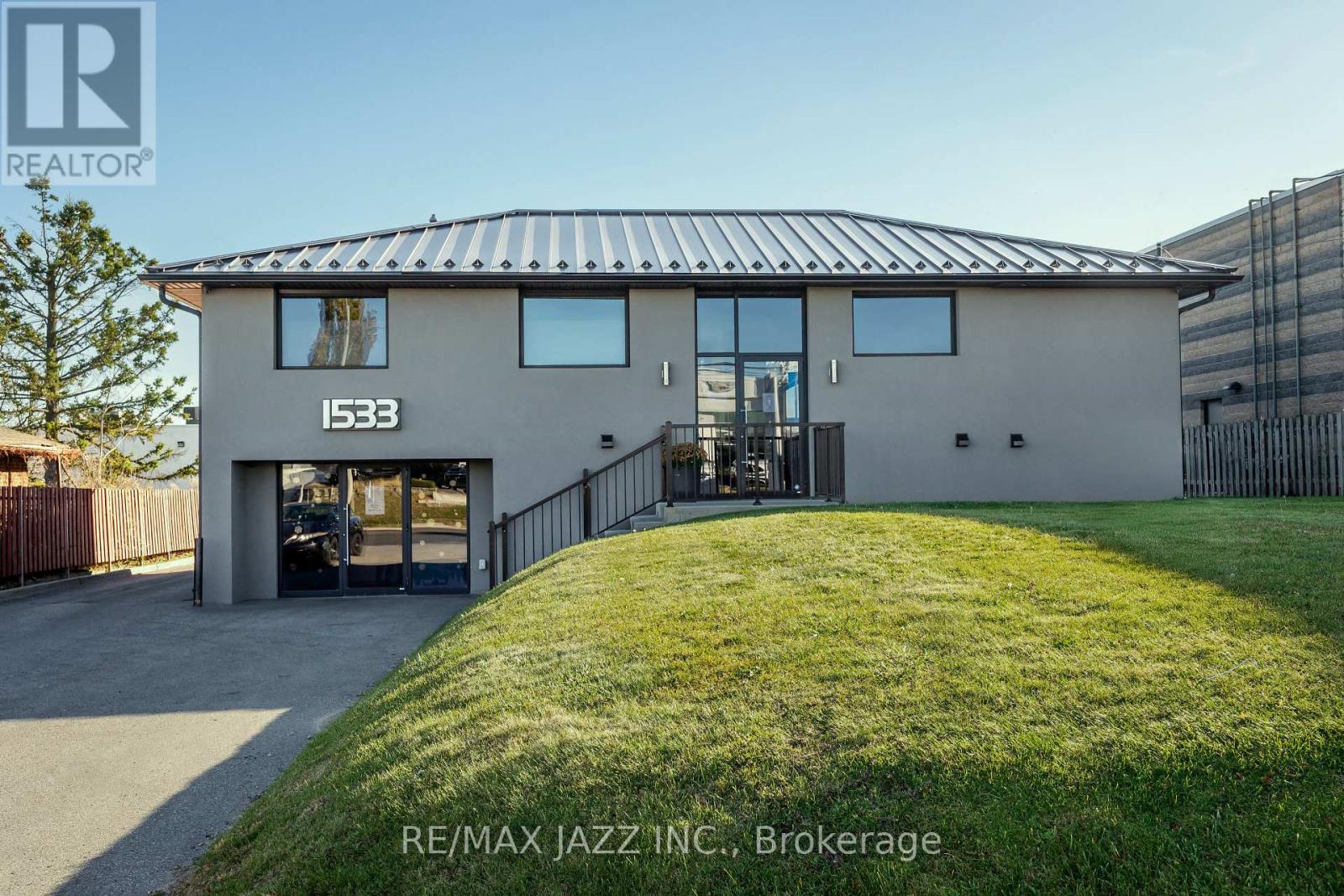 1533 DUNDAS STREET E, Whitby, Ontario