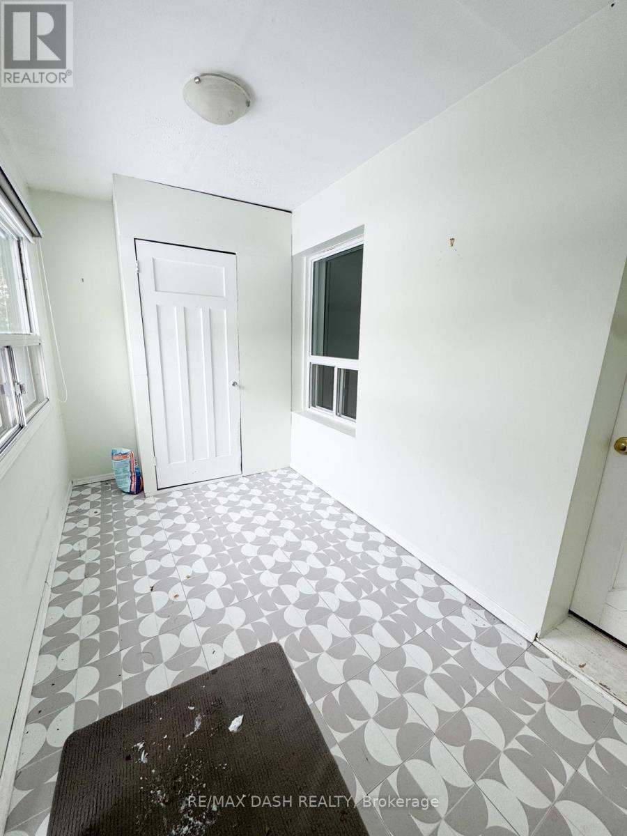 39 Woodward Avenue, Toronto, Ontario  M4L 2Y5 - Photo 2 - E12533586