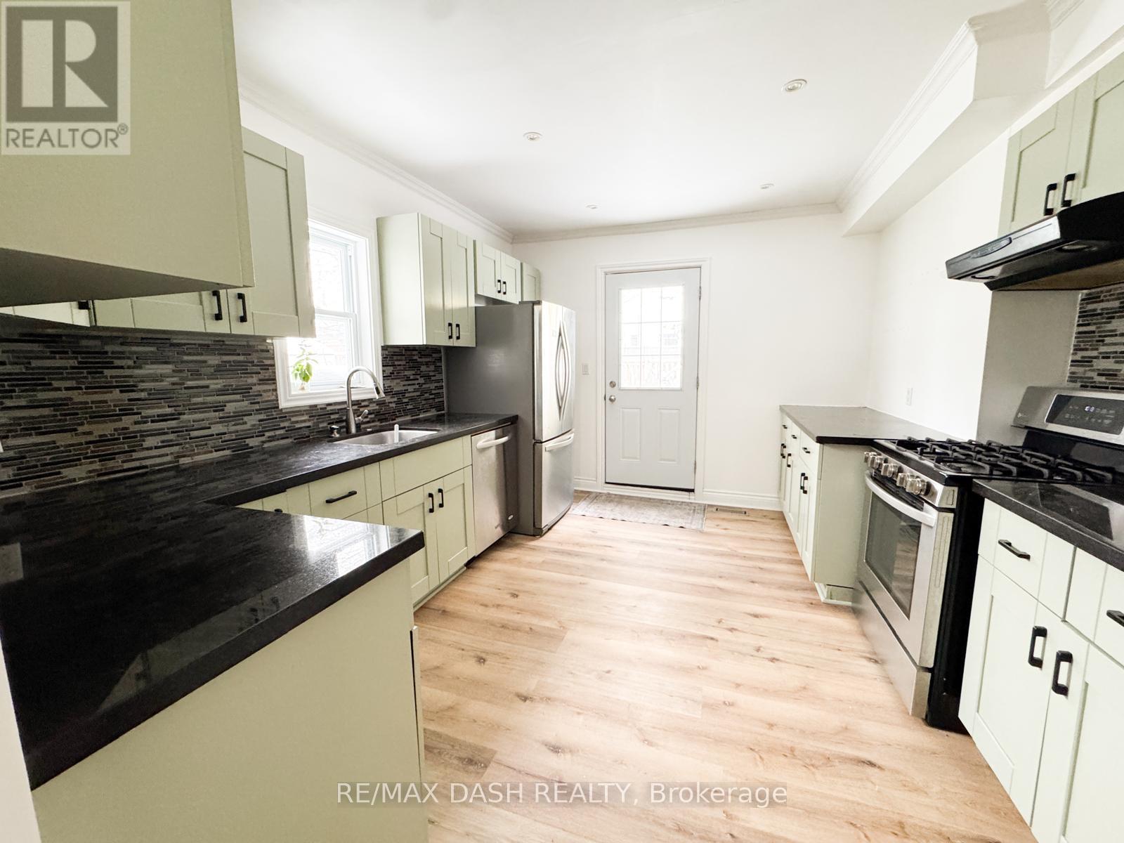 39 Woodward Avenue, Toronto, Ontario  M4L 2Y5 - Photo 4 - E12533586