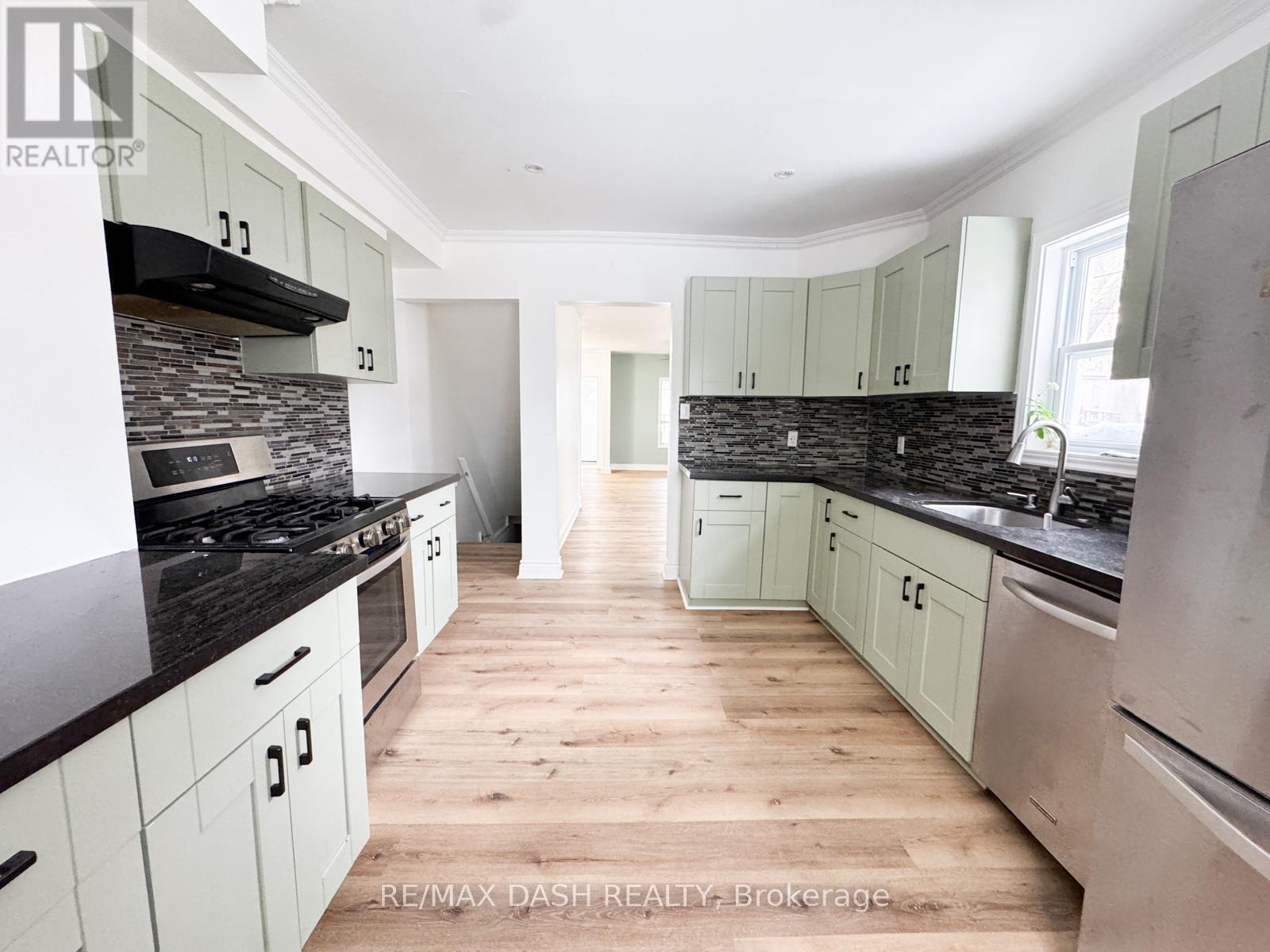 39 Woodward Avenue, Toronto, Ontario  M4L 2Y5 - Photo 5 - E12533586