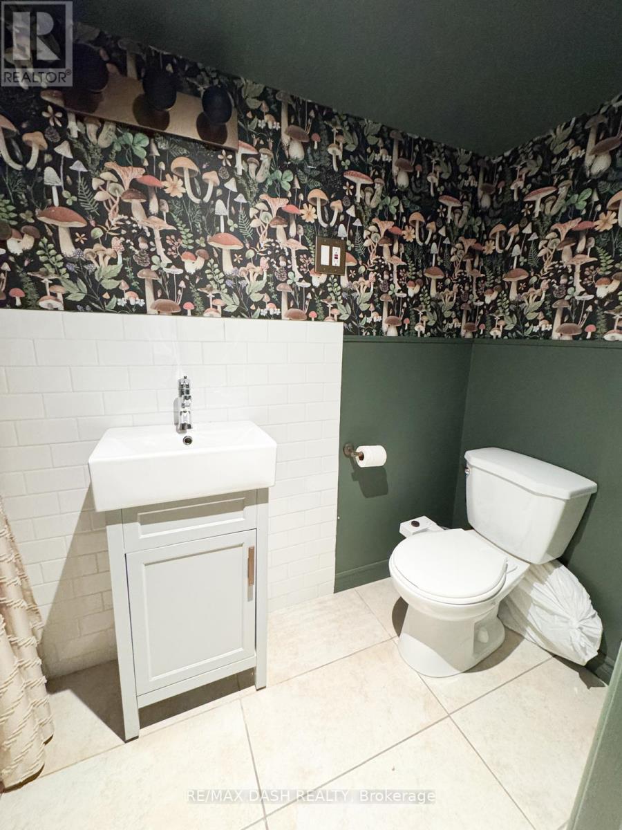 39 Woodward Avenue, Toronto, Ontario  M4L 2Y5 - Photo 8 - E12533586