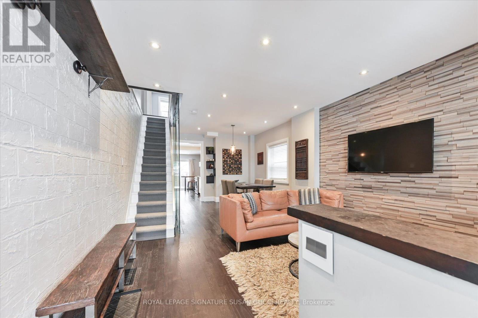 98 Frater Avenue, Toronto, Ontario  M4C 2H8 - Photo 5 - E12533678