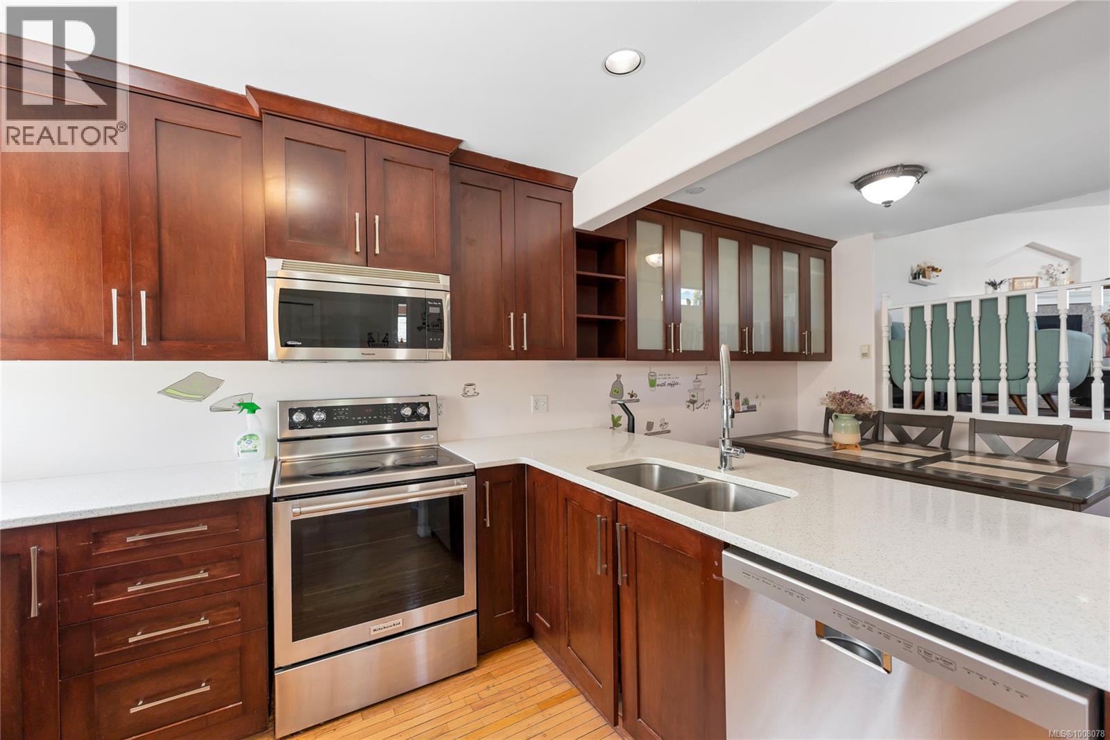 3014 Scott St, Victoria, British Columbia  V8R 4J8 - Photo 3 - 1008078