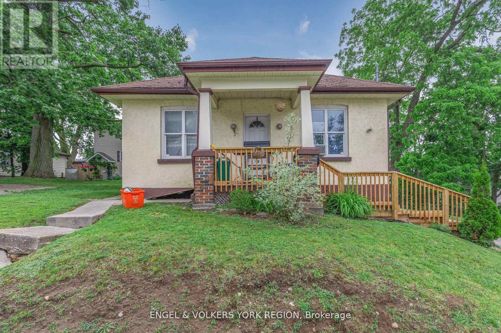 23 Lount Street, Barrie, Ontario  L4M 3E3 - Photo 3 - S12483062