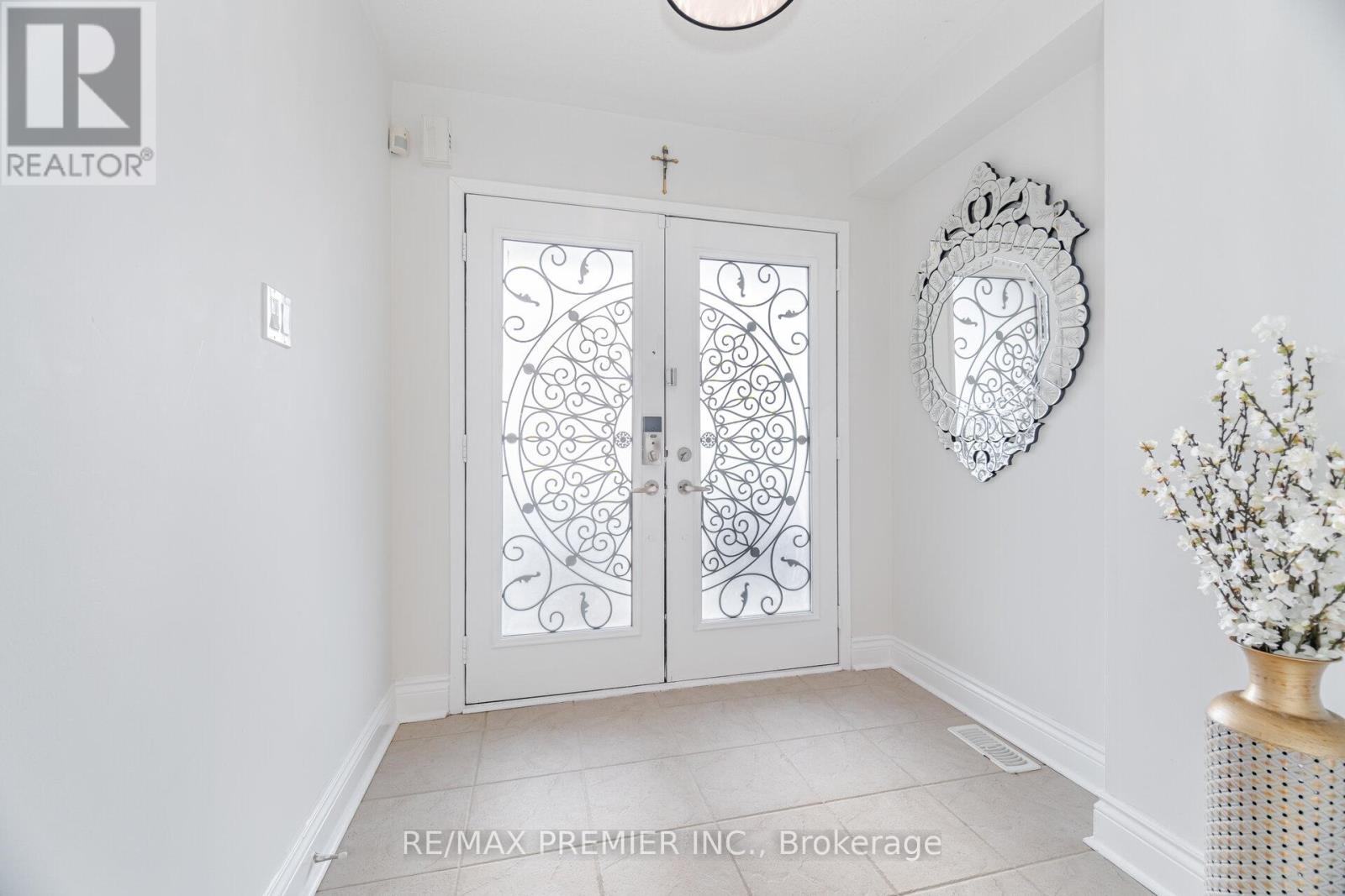 117 Professor Day Drive, Bradford West Gwillimbury (Bradford), Ontario  L3Z 3C1 - Photo 5 - N12533602