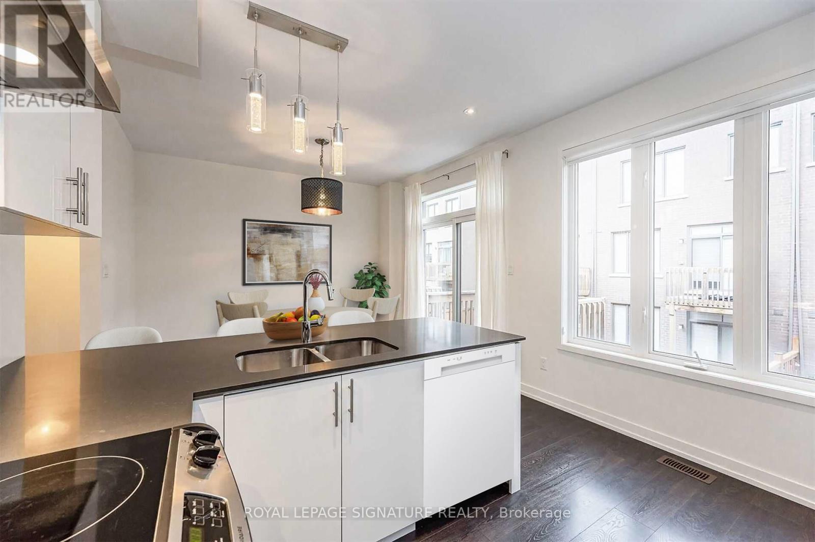 300 Squire Crescent, Oakville, Ontario  L6H 0L8 - Photo 9 - W12533564