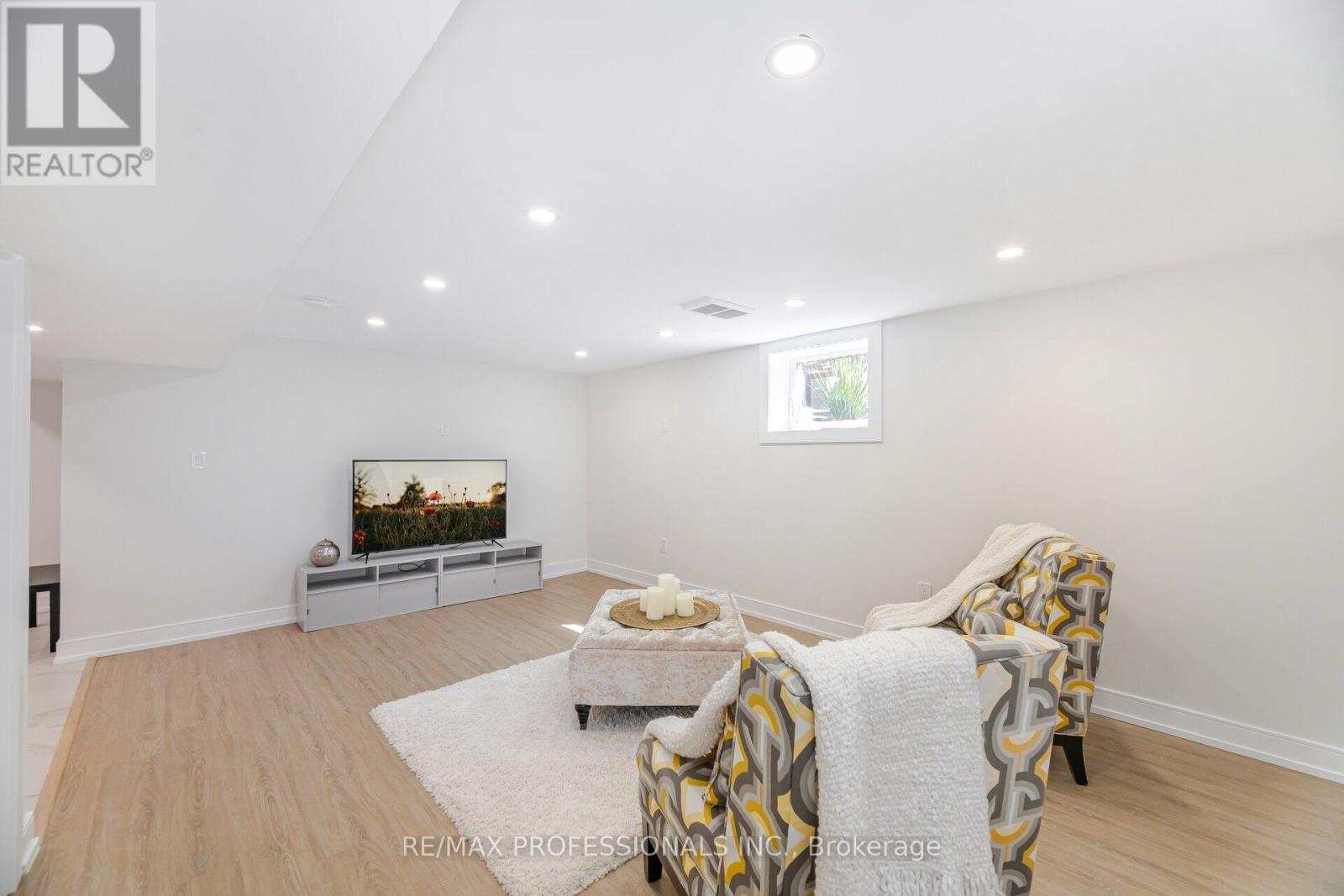 Bsmt - 4 Lloyd Manor Road, Toronto, Ontario  M9B 5H6 - Photo 10 - W12533574