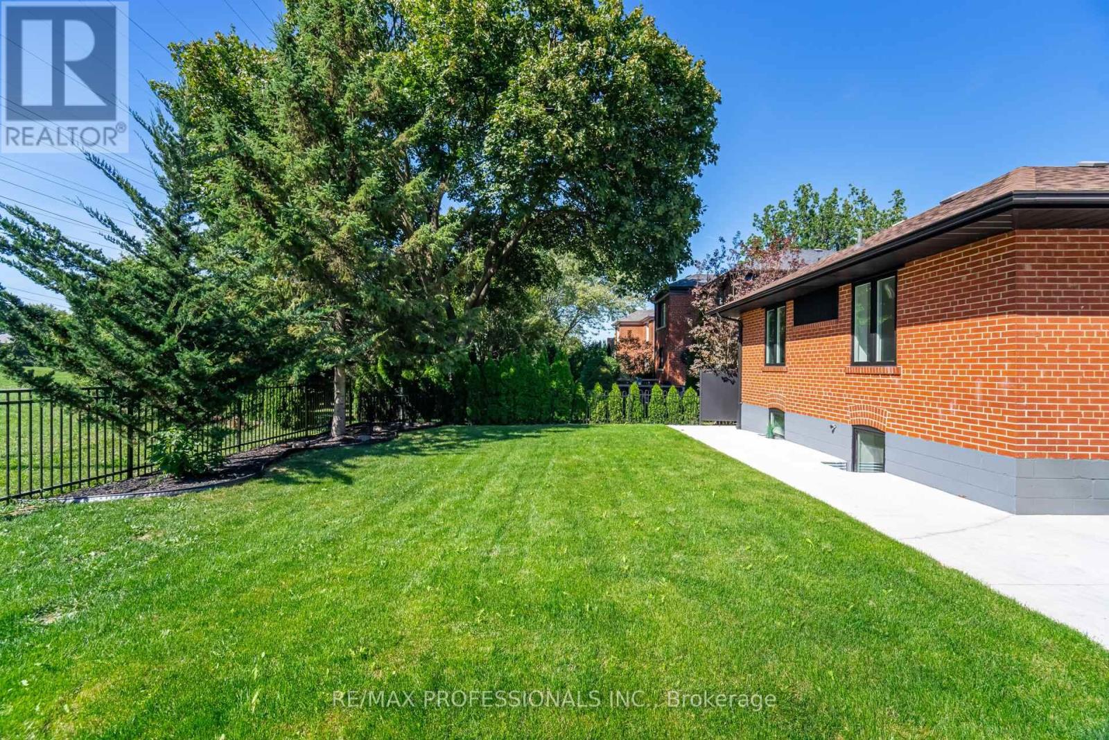 Bsmt - 4 Lloyd Manor Road, Toronto, Ontario  M9B 5H6 - Photo 19 - W12533574