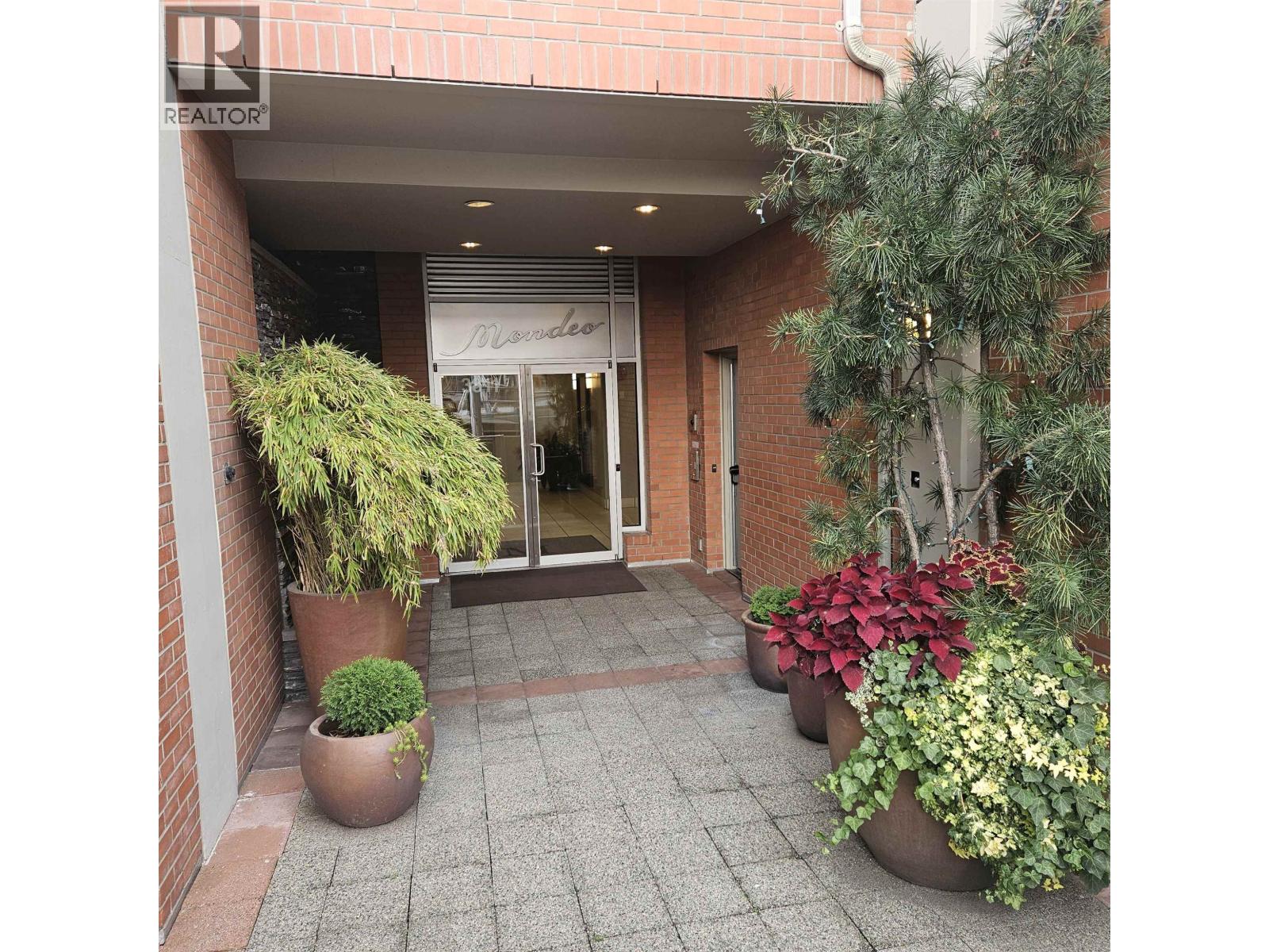 413 3811 Hastings Street, Burnaby, British Columbia V5C 6V2 - Photo 2 - R3057475