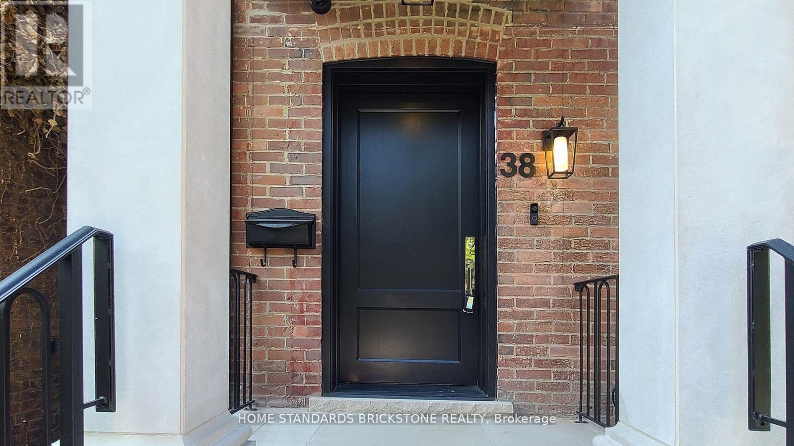 38 Elgin Avenue, Toronto, Ontario  M5R 1G6 - Photo 2 - C12533730