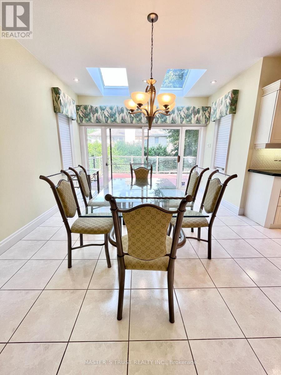 57 Cotswold Crescent, Toronto, Ontario  M2P 1N3 - Photo 11 - C12533764