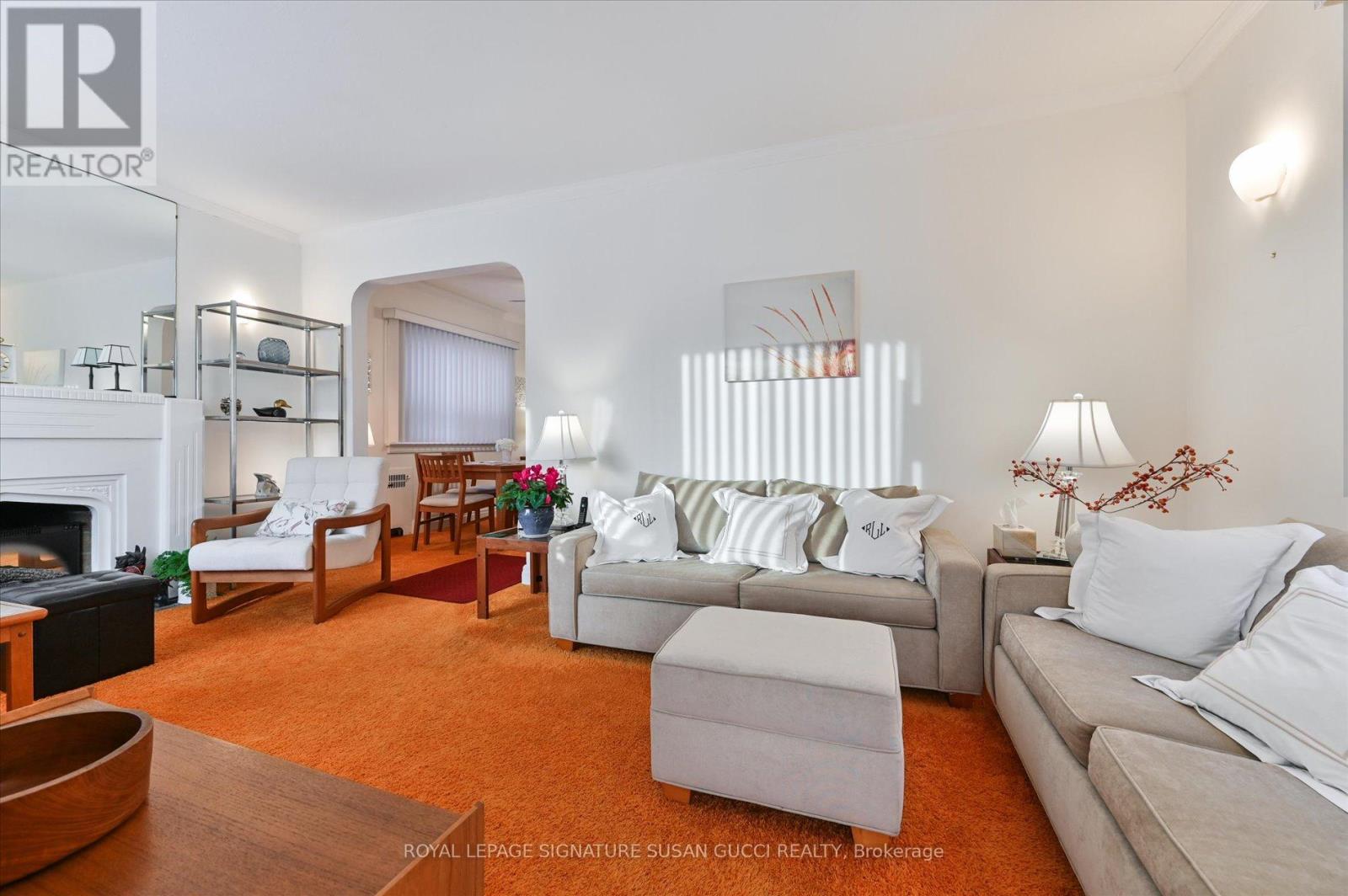 14 Dustan Crescent, Toronto, Ontario  M4J 4G5 - Photo 4 - E12533780