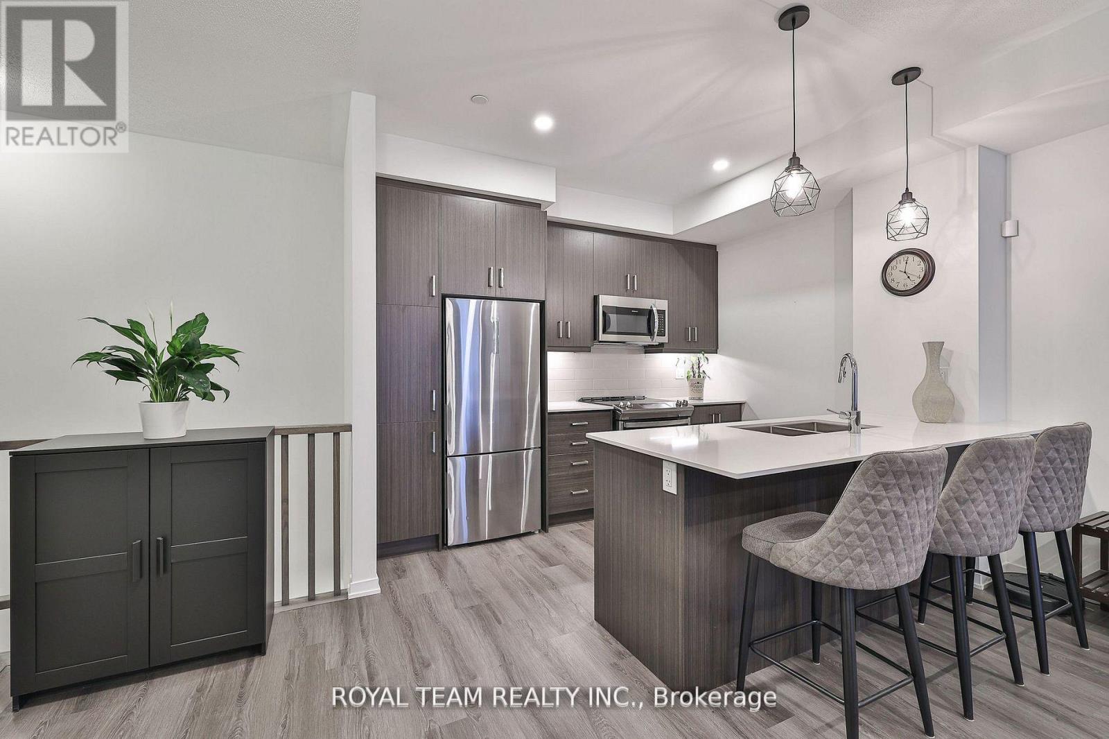 224 - 131 Honeycrisp Crescent, Vaughan, Ontario  L4K 0N7 - Photo 5 - N12533826