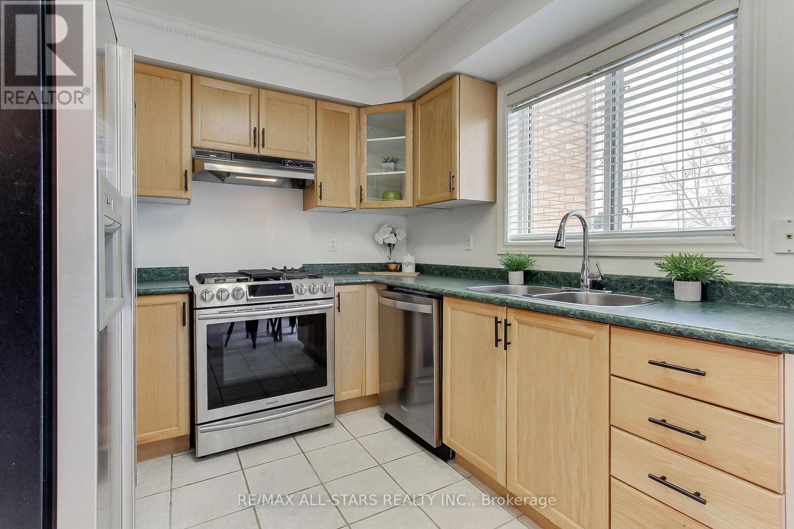 78 Lancaster Court, Georgina, Ontario  L4P 3Z9 - Photo 10 - N12533902