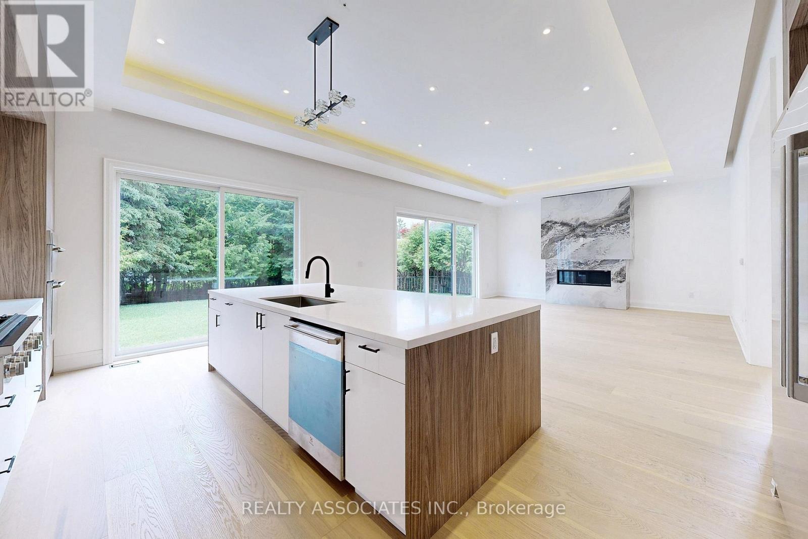 32 Cossar Avenue, Aurora, Ontario  L4G 3N8 - Photo 14 - N12533918