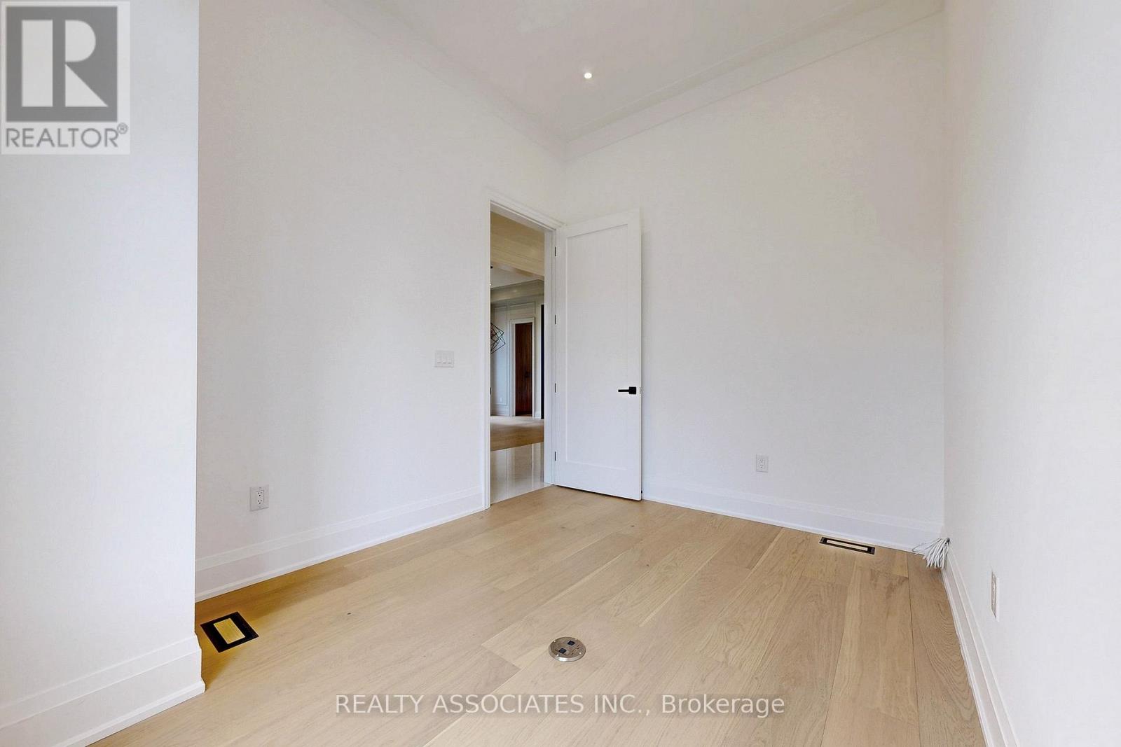 32 Cossar Avenue, Aurora, Ontario  L4G 3N8 - Photo 19 - N12533918