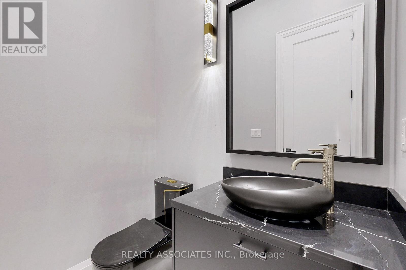 32 Cossar Avenue, Aurora, Ontario  L4G 3N8 - Photo 20 - N12533918