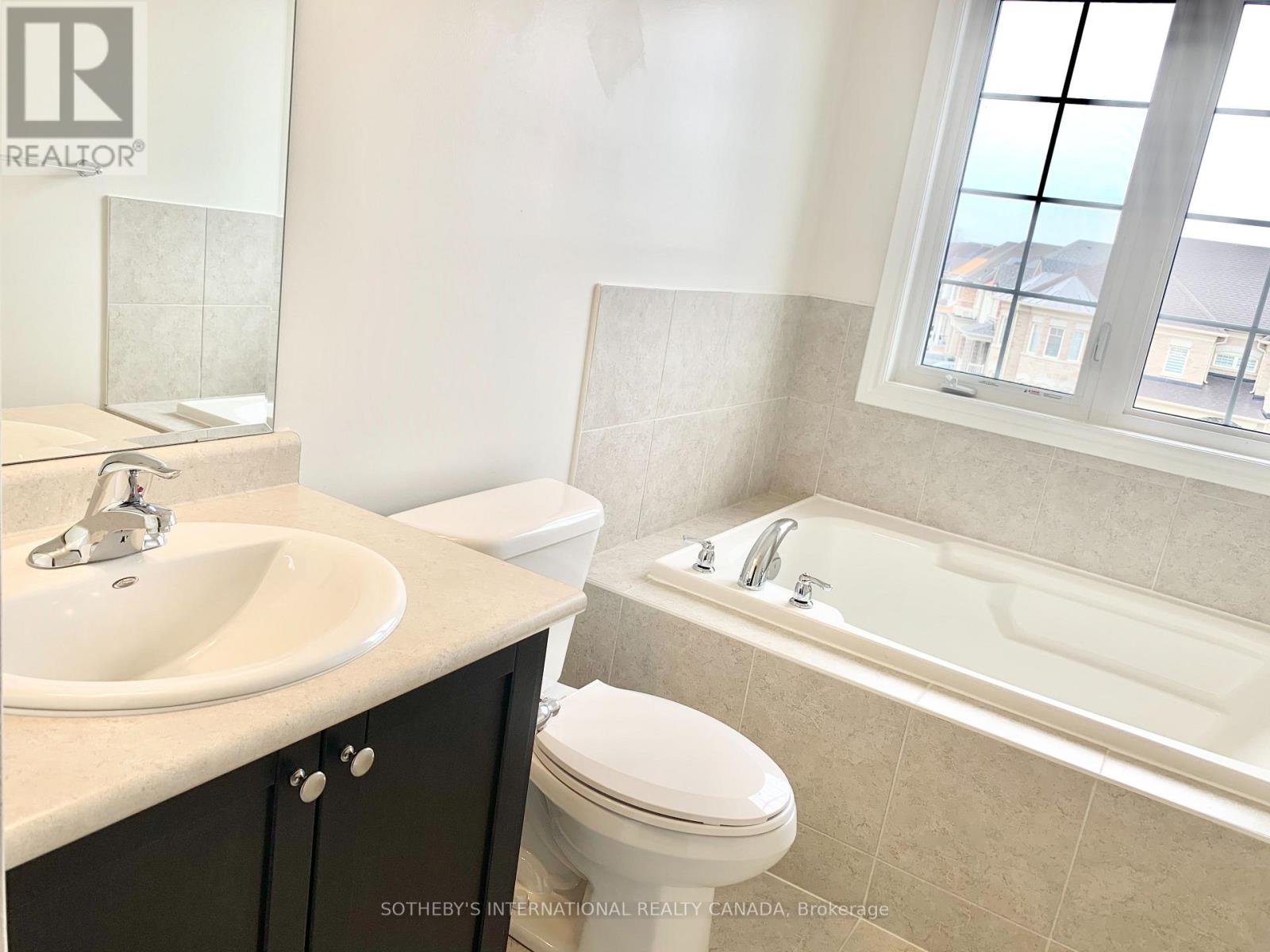 10 Oakmore Lane, Brampton, Ontario  L6Y 6H5 - Photo 9 - W12533720