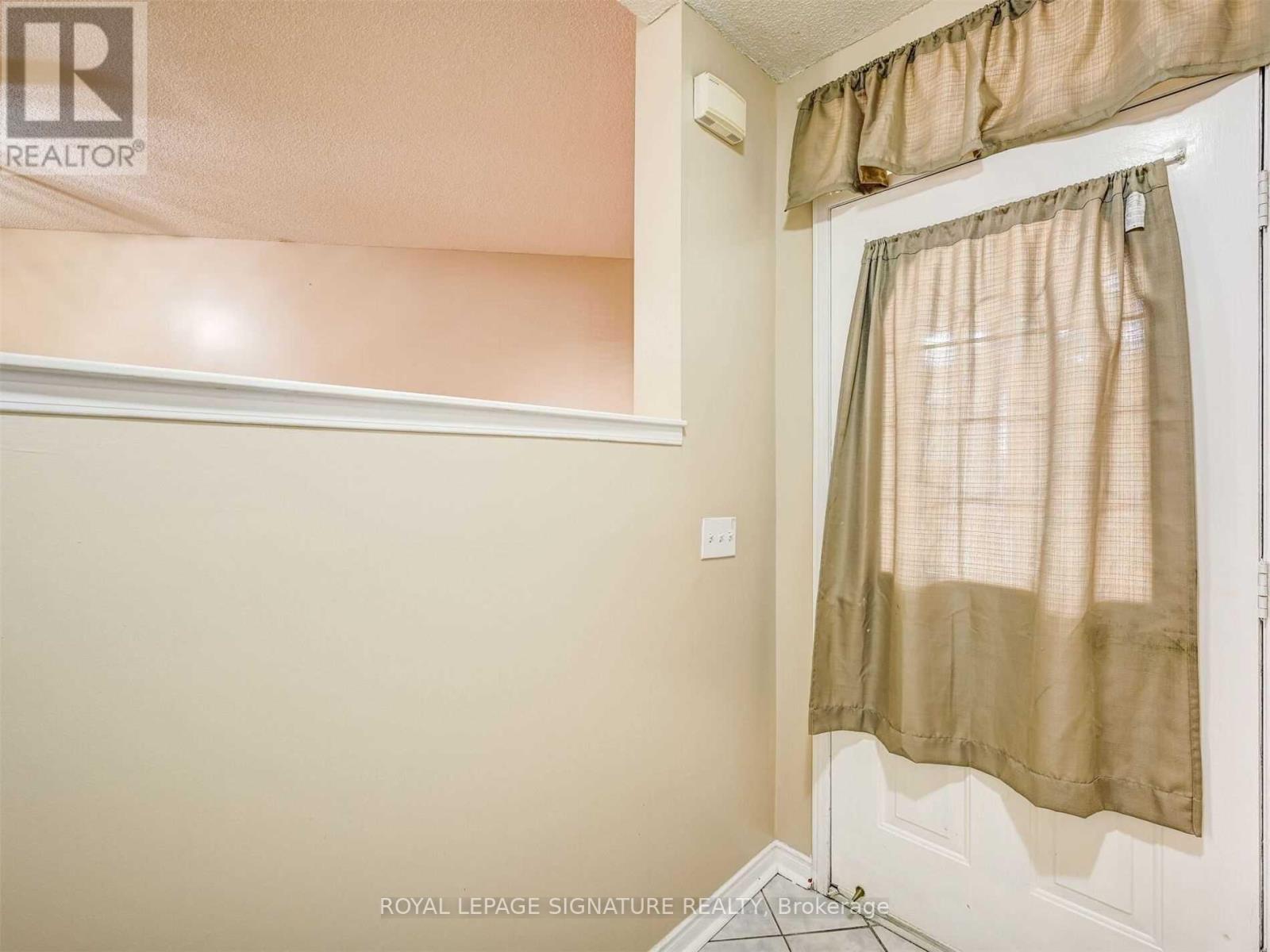 57 - 833 Scollard Court, Mississauga, Ontario  L5V 2B4 - Photo 4 - W12533754