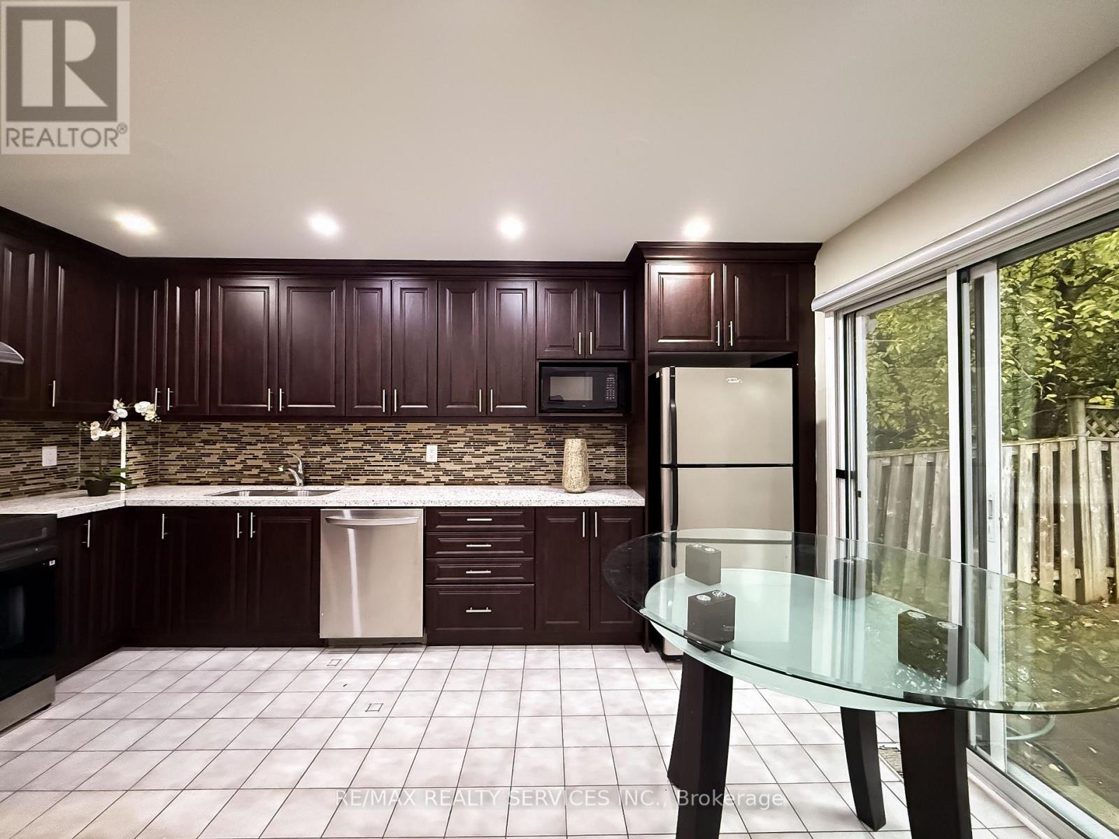 69 Pennsylvania Avenue, Brampton, Ontario  L6Y 4P3 - Photo 19 - W12533798