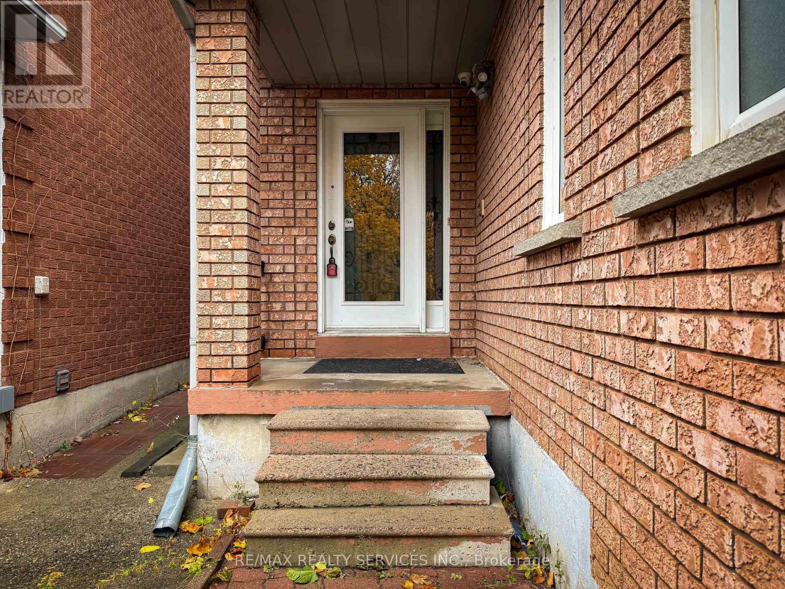 69 Pennsylvania Avenue, Brampton, Ontario  L6Y 4P3 - Photo 2 - W12533798