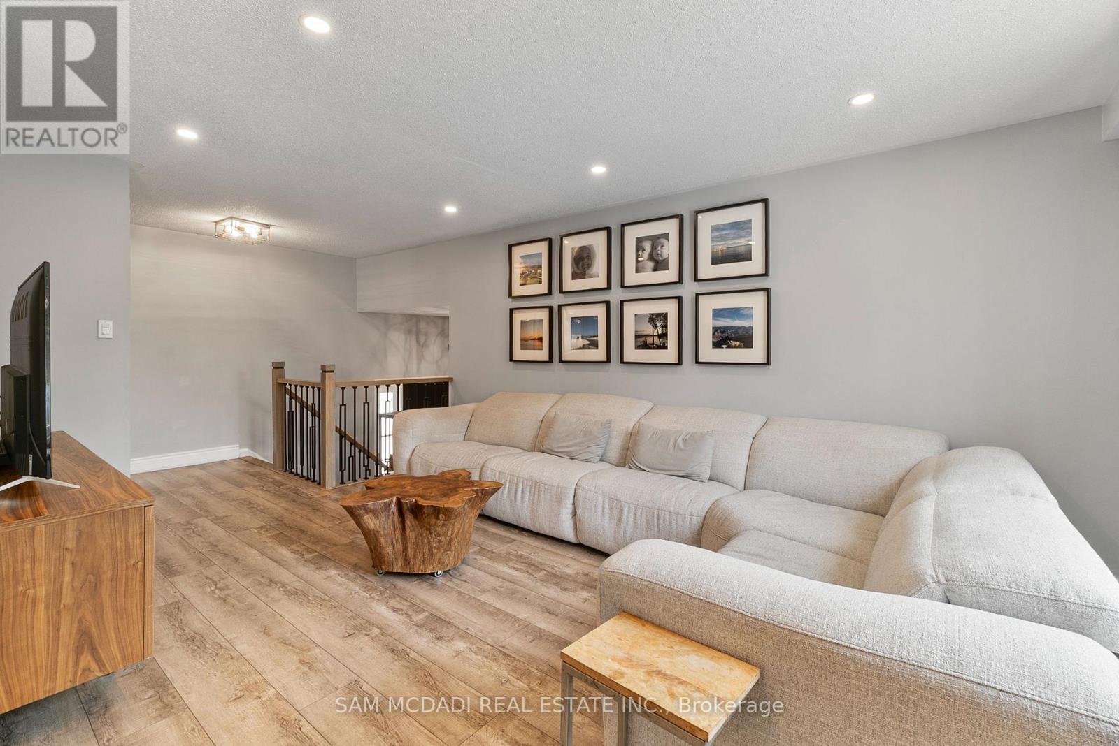 496 Seymour Drive, Oakville, Ontario  L6L 3K1 - Photo 6 - W12533820