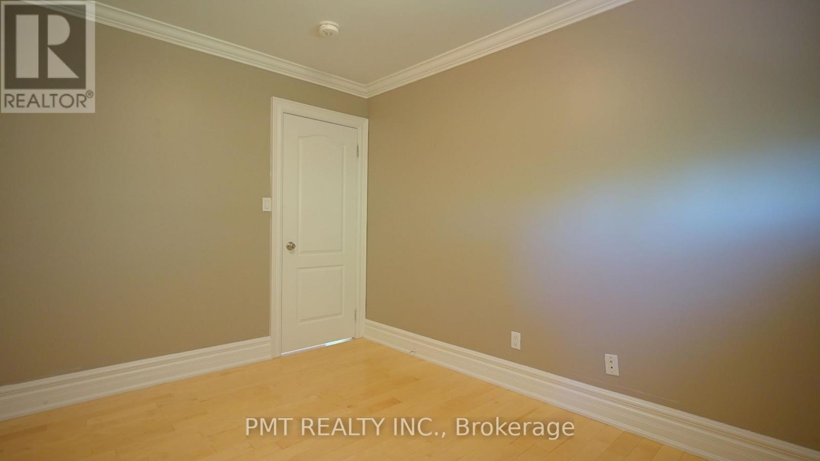 Main - 7 Waterbury Drive, Toronto, Ontario  M9R 3X7 - Photo 12 - W12533848