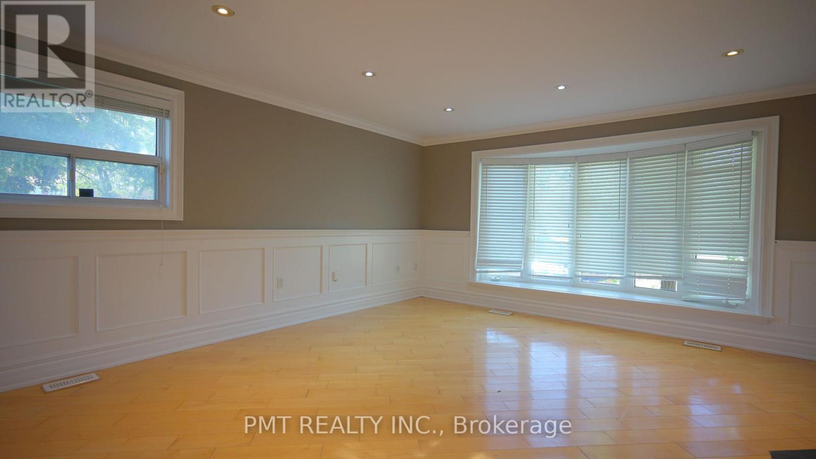 Main - 7 Waterbury Drive, Toronto, Ontario  M9R 3X7 - Photo 4 - W12533848