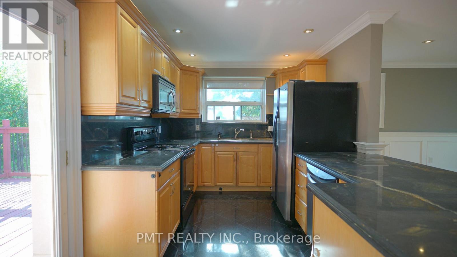 Main - 7 Waterbury Drive, Toronto, Ontario  M9R 3X7 - Photo 6 - W12533848