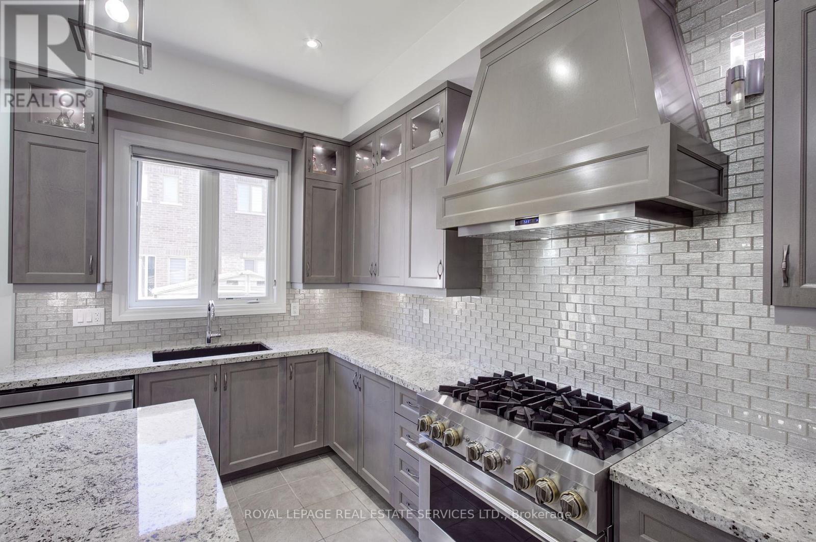 48 Viva Gardens, Oakville, Ontario  L6H 0Z1 - Photo 10 - W12533874