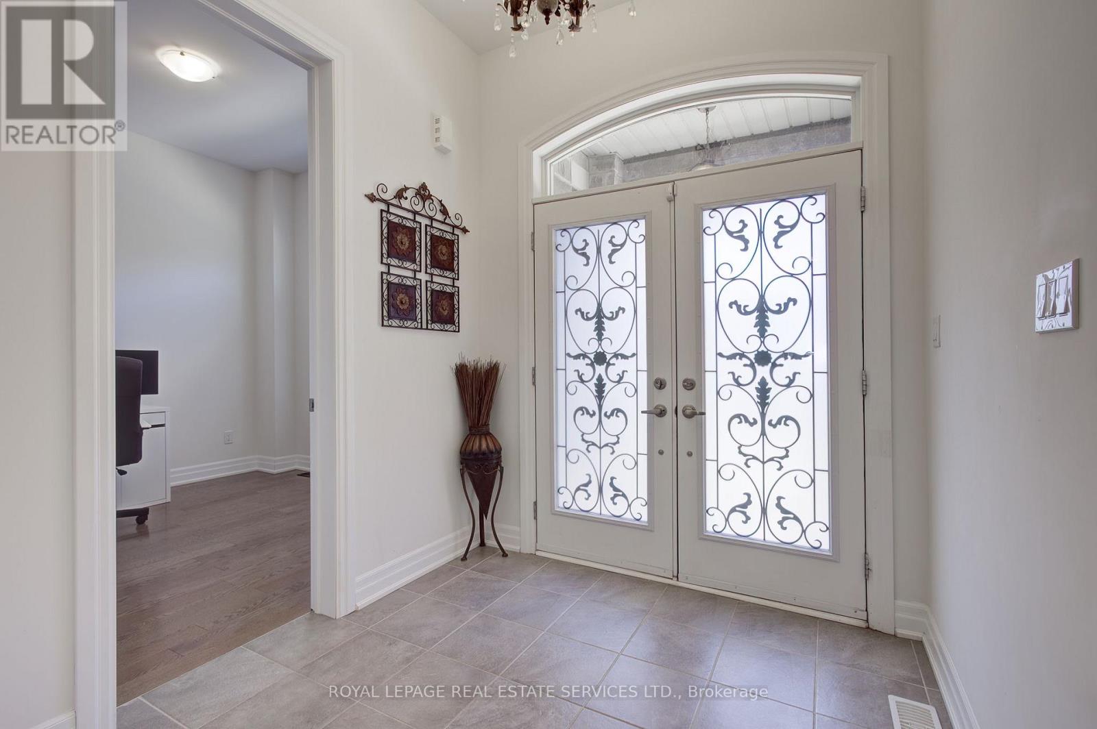 48 Viva Gardens, Oakville, Ontario  L6H 0Z1 - Photo 3 - W12533874