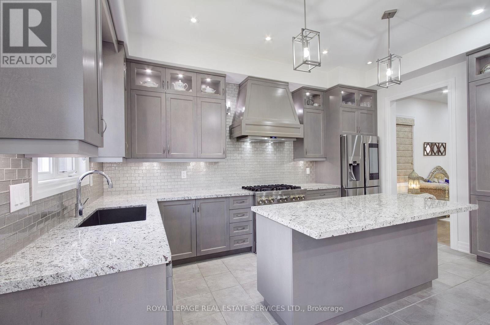 48 Viva Gardens, Oakville, Ontario  L6H 0Z1 - Photo 8 - W12533874