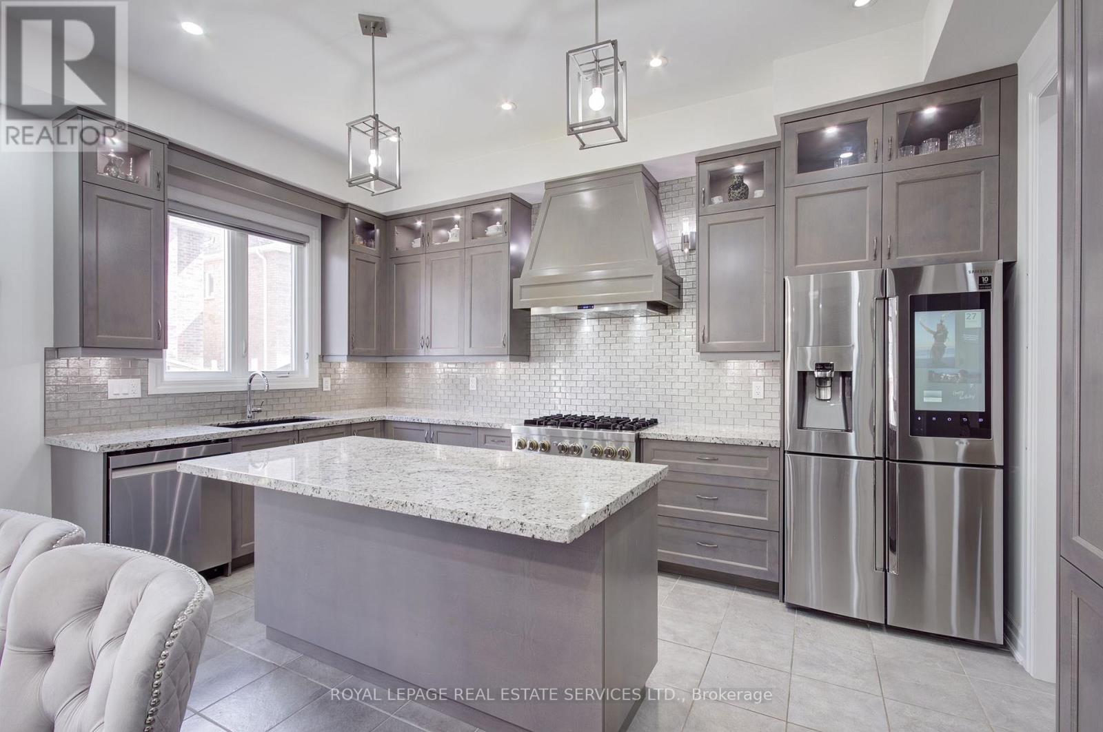 48 Viva Gardens, Oakville, Ontario  L6H 0Z1 - Photo 9 - W12533874