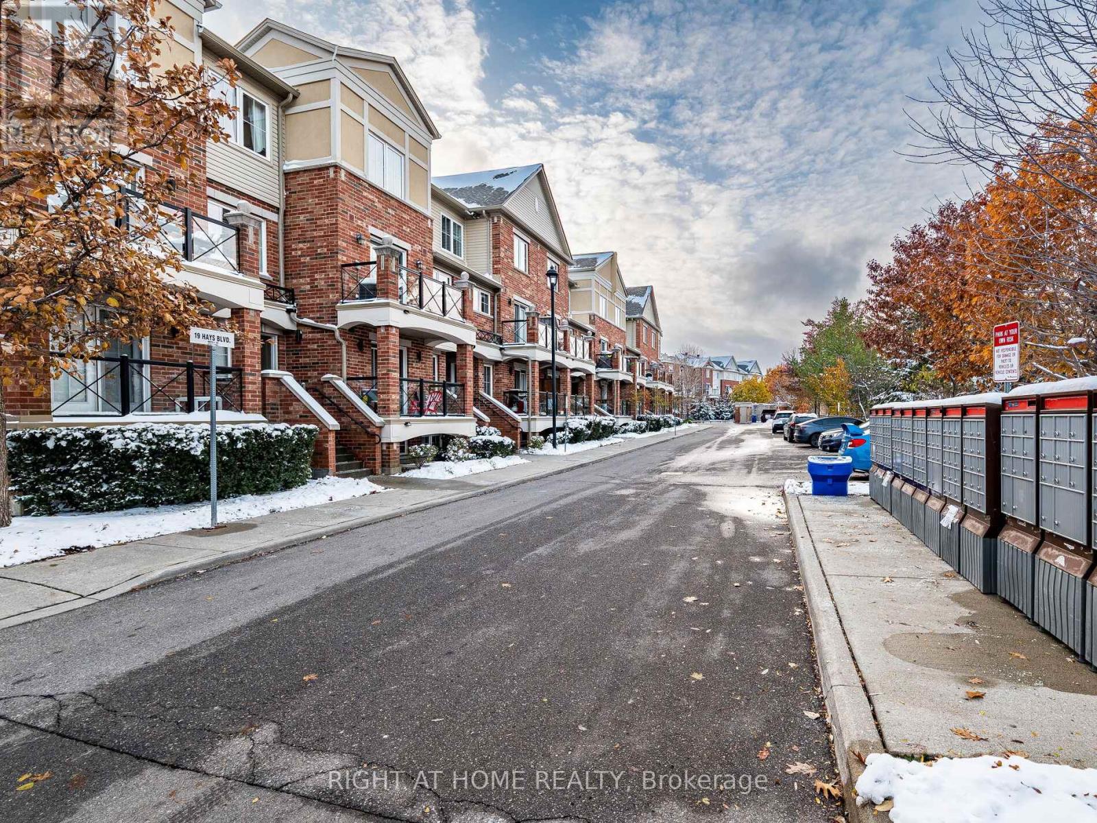 9 - 19 Hays Boulevard, Oakville, Ontario  L6H 0H8 - Photo 2 - W12533886