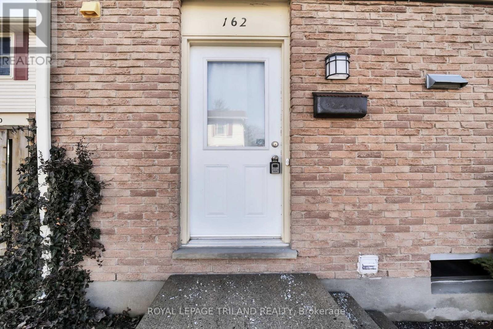 162 - 230 Clarke Cross, London East, Ontario  N5W 5P5 - Photo 2 - X12534176