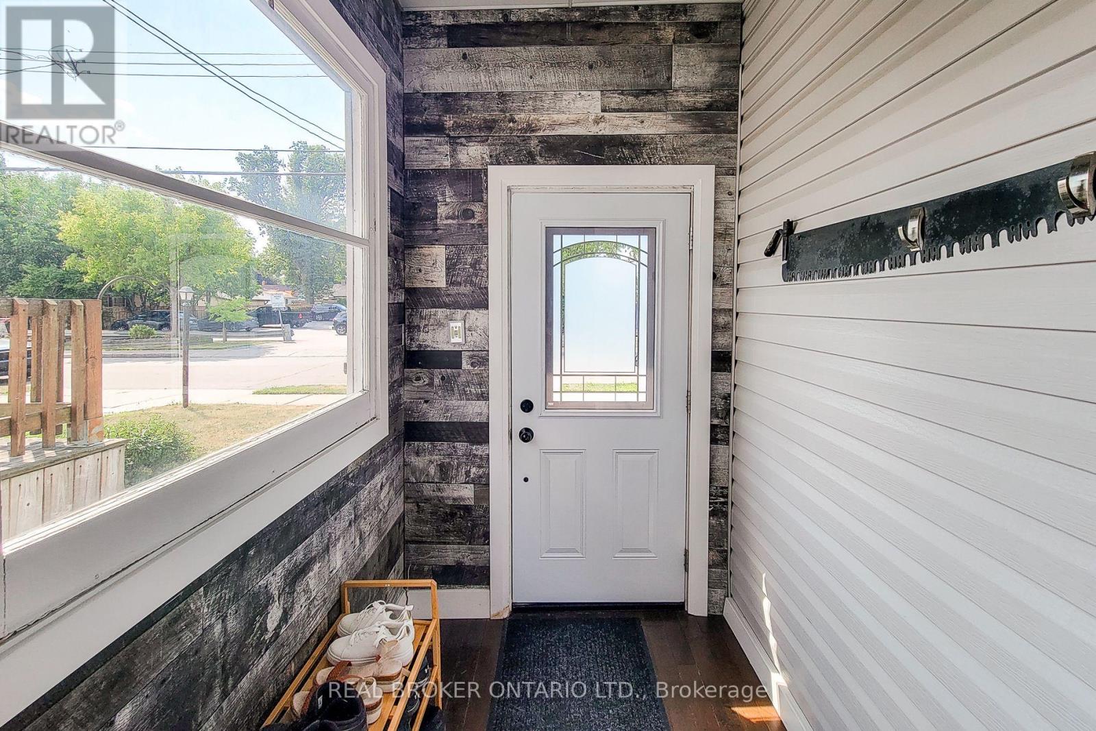 3 East 33rd Street, Hamilton, Ontario  L8V 3S9 - Photo 5 - X12534020