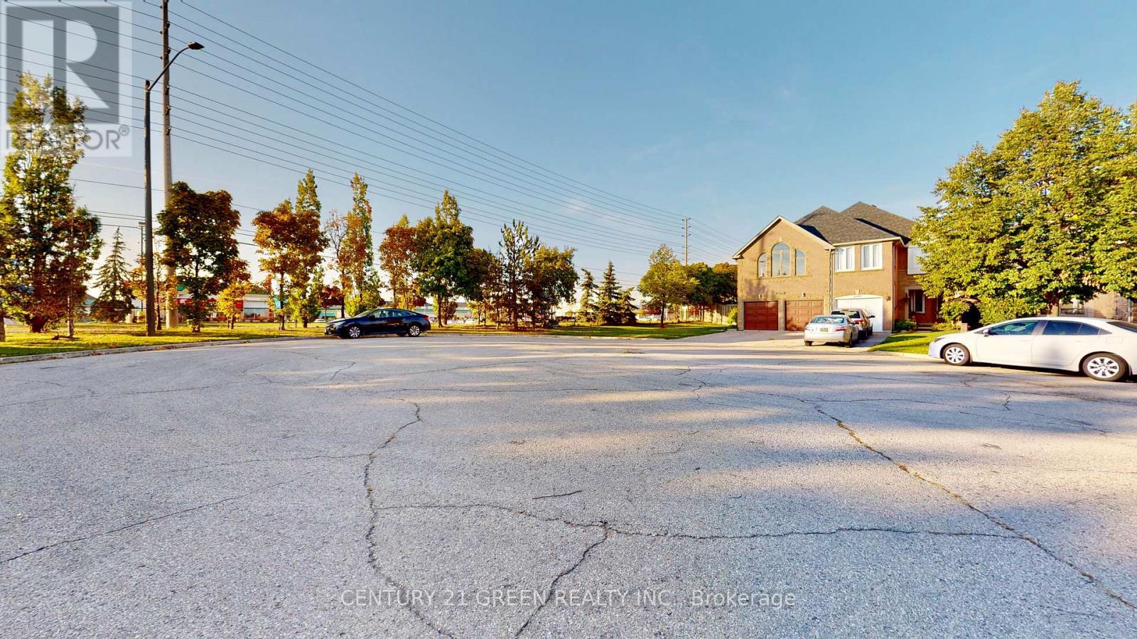 6991 Roundwood Court, Mississauga, Ontario  L5N 6X9 - Photo 3 - W12532696