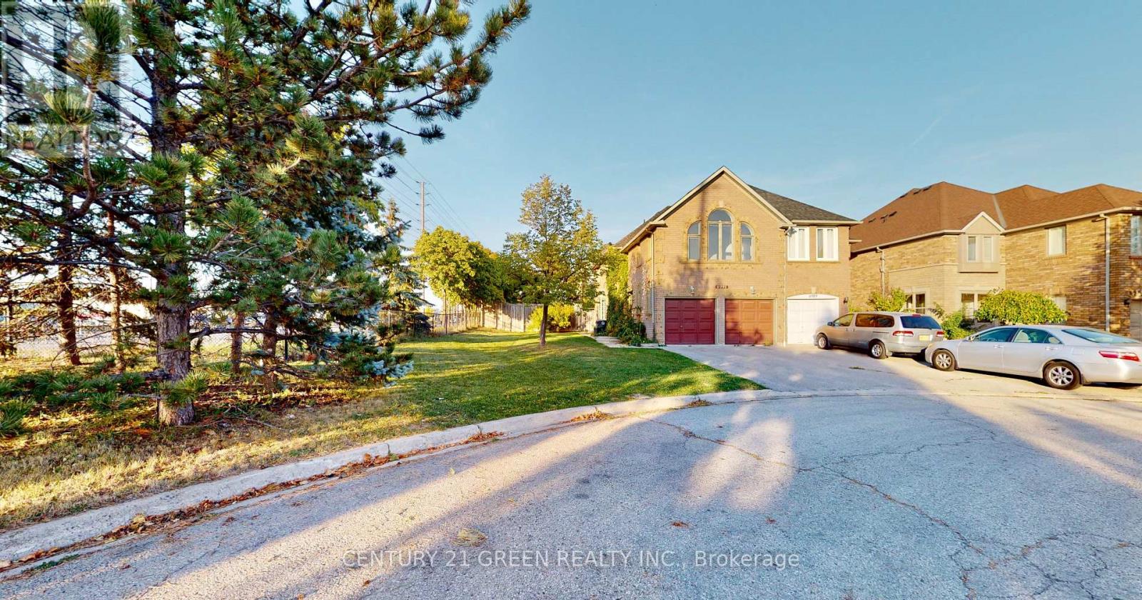 6991 Roundwood Court, Mississauga, Ontario  L5N 6X9 - Photo 2 - W12532696