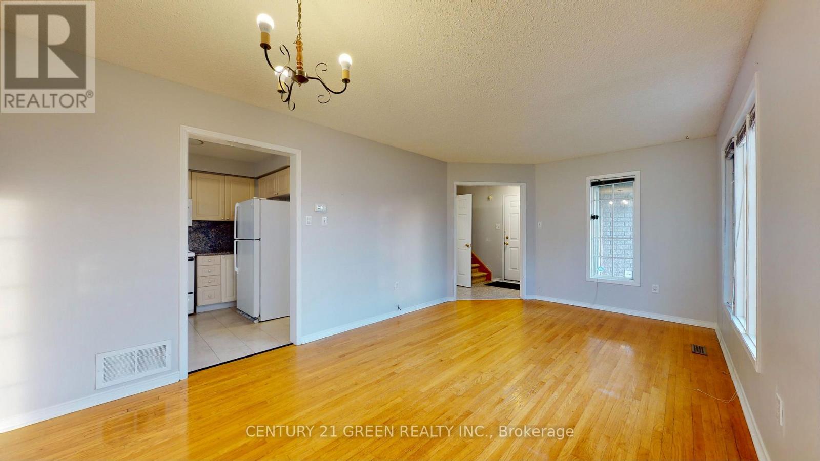 6991 Roundwood Court, Mississauga, Ontario  L5N 6X9 - Photo 7 - W12532696