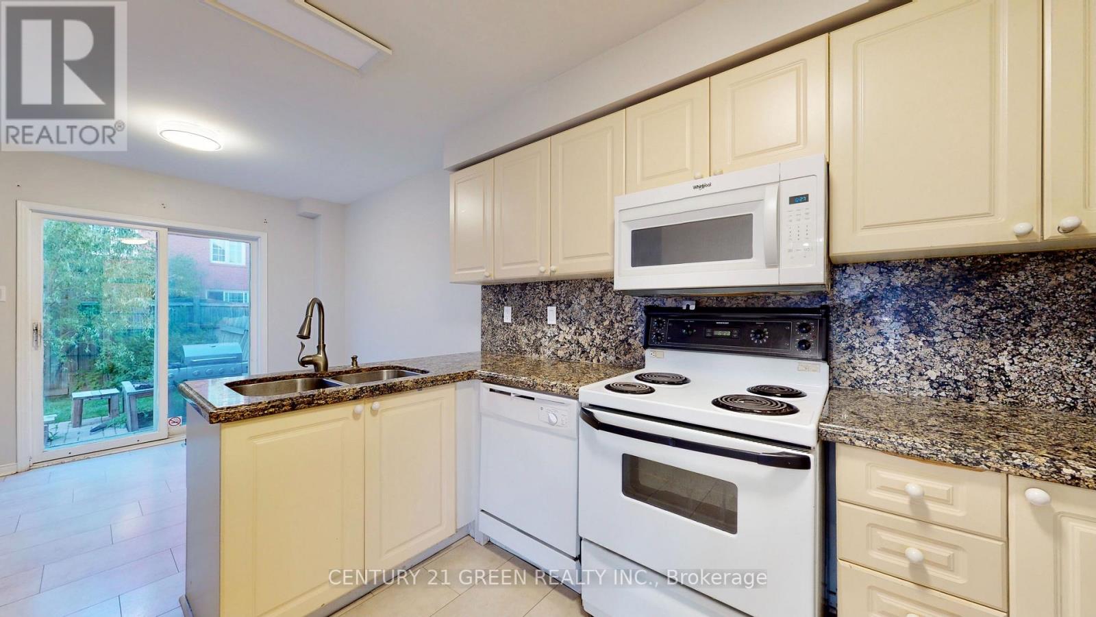 6991 Roundwood Court, Mississauga, Ontario  L5N 6X9 - Photo 9 - W12532696