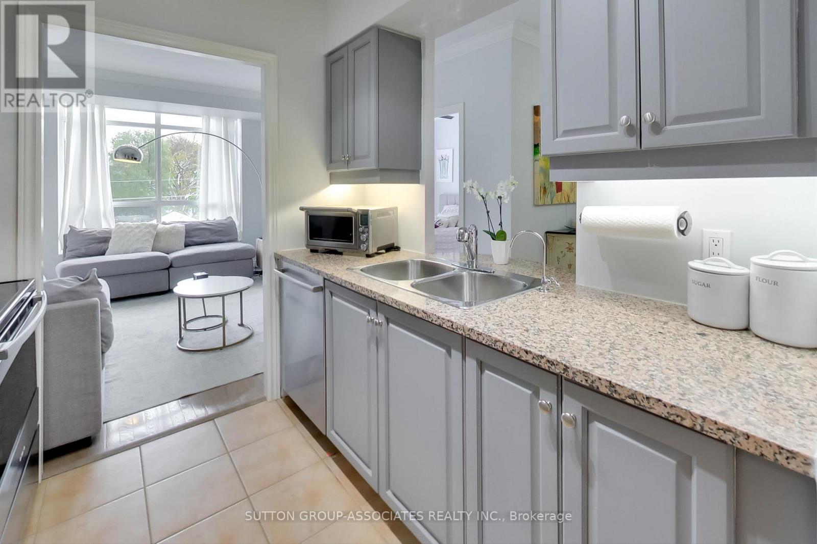 406 - 2 Edith Drive, Toronto, Ontario  M4R 2H7 - Photo 7 - C12534038