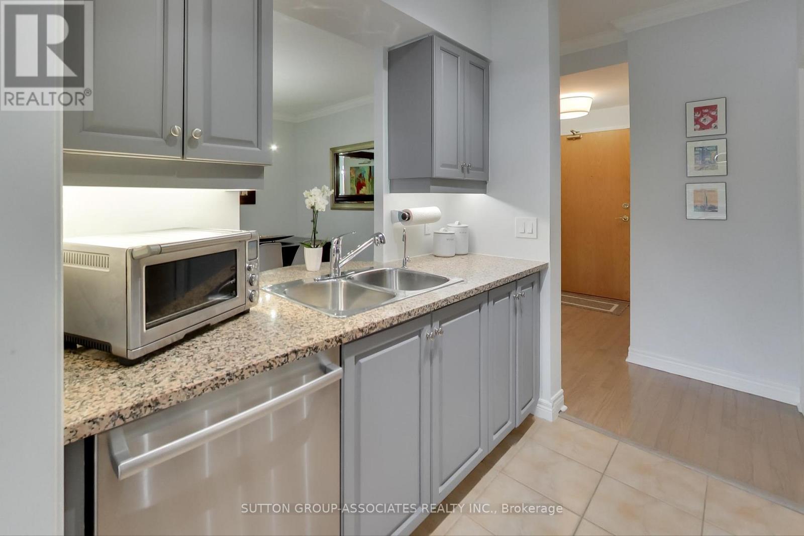 406 - 2 Edith Drive, Toronto, Ontario  M4R 2H7 - Photo 9 - C12534038