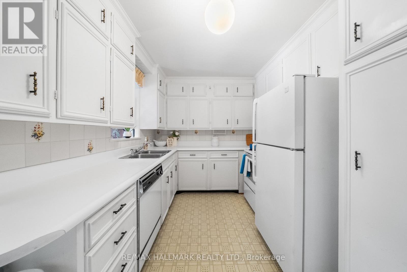 55 Sandringham Drive, Toronto, Ontario  M5M 3G4 - Photo 9 - C12534144