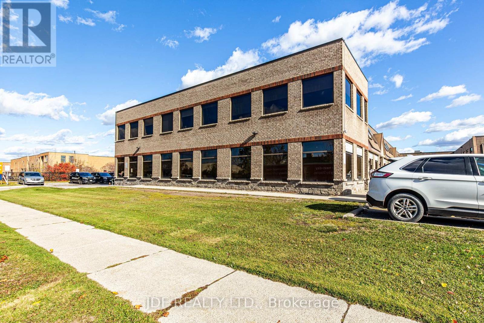 10 - 56 Pennsylvania Avenue, Vaughan, Ontario  L4K 3V9 - Photo 2 - N12534220