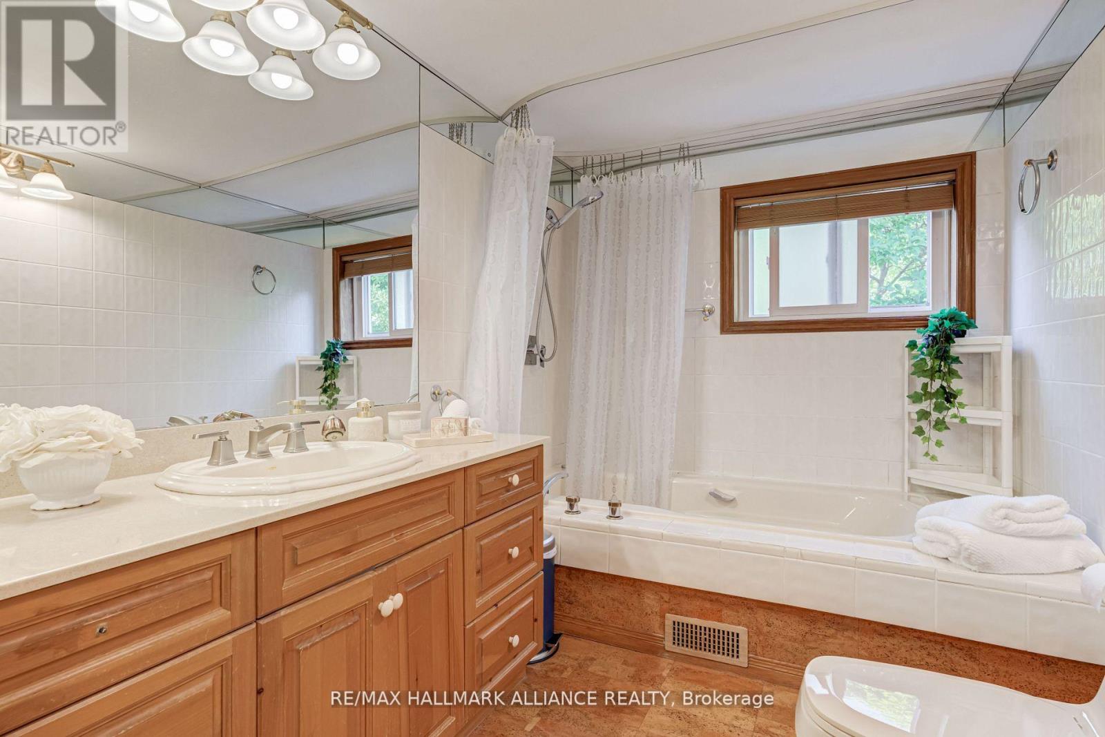 2033 Water's Edge Drive, Oakville, Ontario  L6L 1A3 - Photo 25 - W12534072