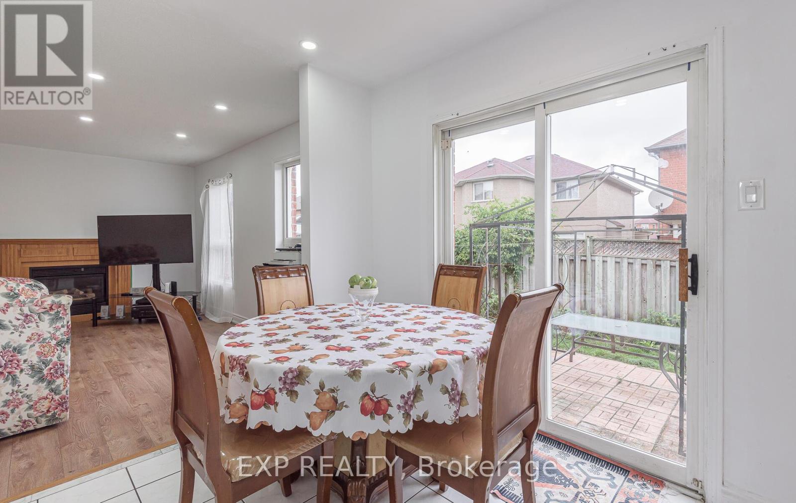 15 Meadow Glade Road, Brampton, Ontario  L6R 1Z7 - Photo 10 - W12534246