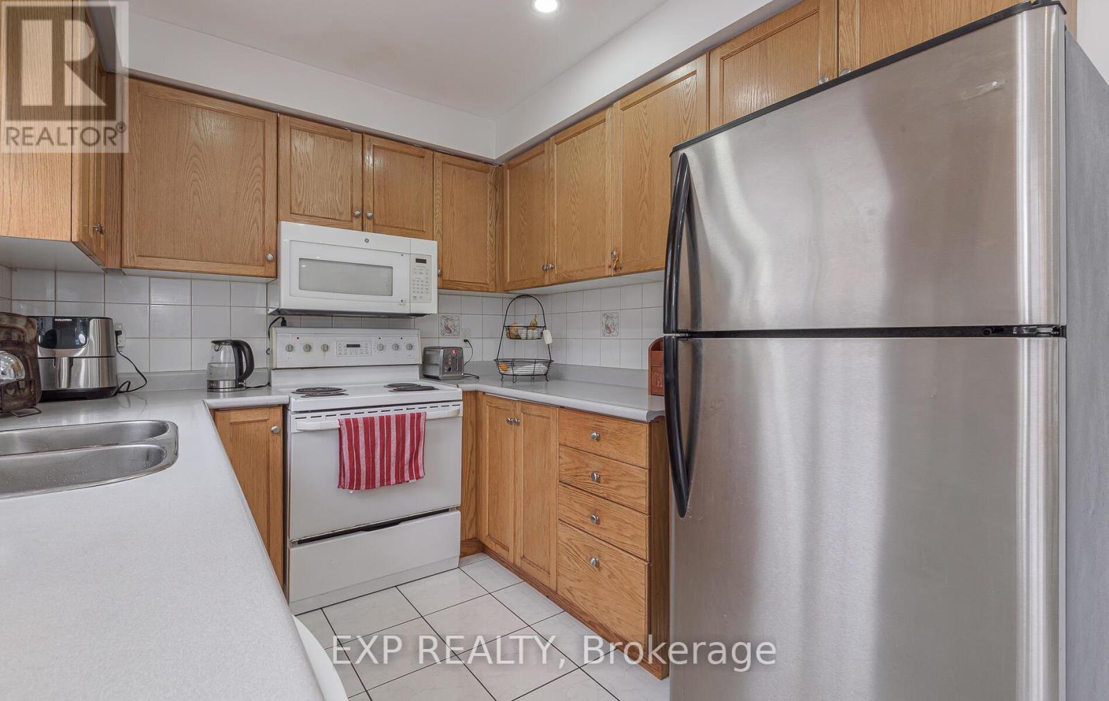 15 Meadow Glade Road, Brampton, Ontario  L6R 1Z7 - Photo 12 - W12534246