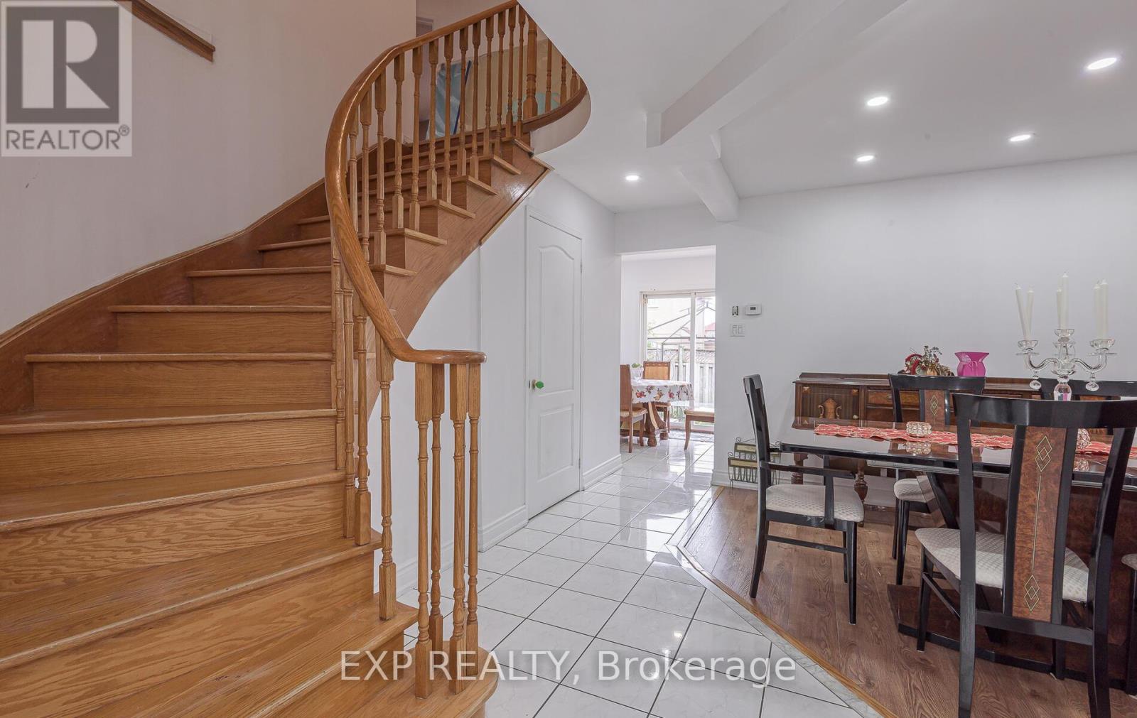 15 Meadow Glade Road, Brampton, Ontario  L6R 1Z7 - Photo 8 - W12534246